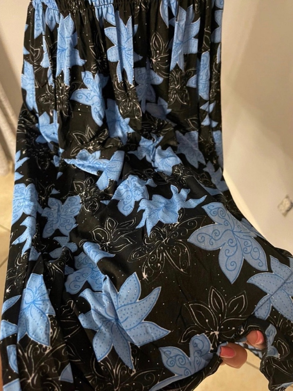 New Women’s mini floral dress size XL
Size 14-16 fit
Stretchy sparkly dress - Picture 6 of 8